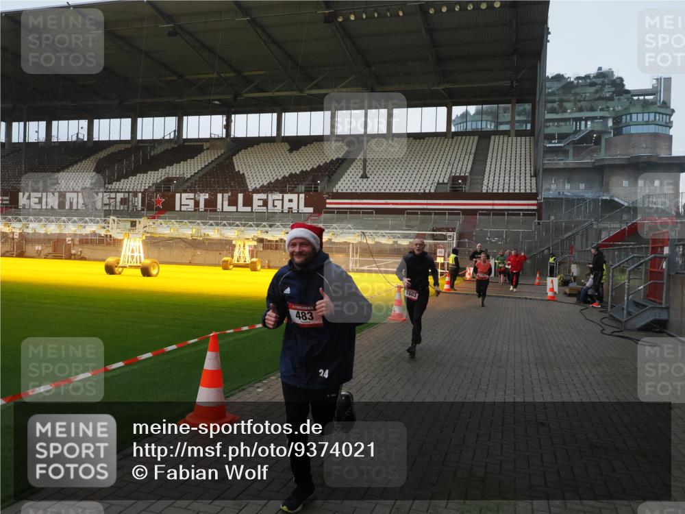 07.12.2025 - St. Pauli X-Mass-Run No. 15 Fabian Wolf http://msf.ph/oto/9374021 07.12.2025 09:58:32 Ziel 238, 261, 483, 532, 1003, 1173, 1528, 1603, 1633, 1774, 2205, 3515, 4031, 4206 meine-sportfotos.de