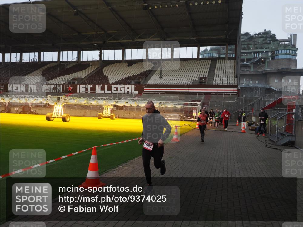 07.12.2025 - St. Pauli X-Mass-Run No. 15 Fabian Wolf http://msf.ph/oto/9374025 07.12.2025 09:58:34 Ziel 238, 261, 483, 532, 1003, 1115, 1173, 1528, 1603, 1774, 1782, 1785, 2205, 3308, 4031, 4206 meine-sportfotos.de