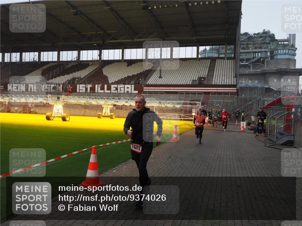 07.12.2025 - St. Pauli X-Mass-Run No. 15 Fabian Wolf http://msf.ph/oto/9374026 07.12.2025 09:58:34 Ziel 238, 261, 483, 532, 1003, 1115, 1173, 1528, 1603, 1774, 1782, 1785, 2205, 3308, 4031, 4206 meine-sportfotos.de