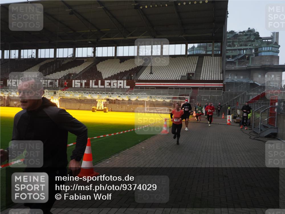 07.12.2025 - St. Pauli X-Mass-Run No. 15 Fabian Wolf http://msf.ph/oto/9374029 07.12.2025 09:58:35 Ziel 238, 261, 483, 532, 1003, 1115, 1173, 1528, 1603, 1782, 1785, 2205, 2392, 3308, 4031, 4206 meine-sportfotos.de