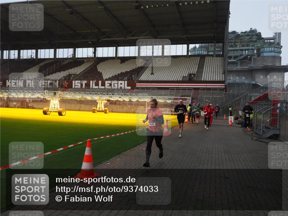 07.12.2025 - St. Pauli X-Mass-Run No. 15 Fabian Wolf http://msf.ph/oto/9374033 07.12.2025 09:58:35 Ziel 238, 261, 483, 532, 1003, 1115, 1173, 1528, 1603, 1782, 1785, 2205, 2392, 3308, 4031, 4206 meine-sportfotos.de