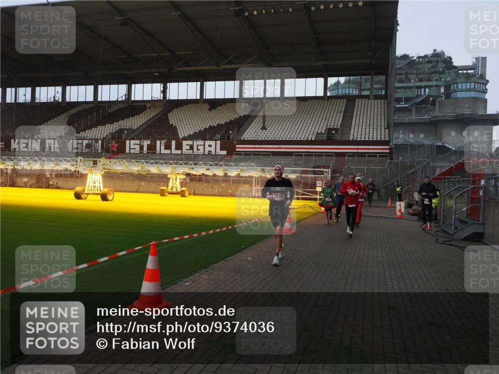 07.12.2025 - St. Pauli X-Mass-Run No. 15 Fabian Wolf http://msf.ph/oto/9374036 07.12.2025 09:58:37 Ziel 238, 261, 483, 532, 1003, 1115, 1173, 1528, 1603, 1782, 1785, 2205, 2392, 3308, 4031, 4206 meine-sportfotos.de