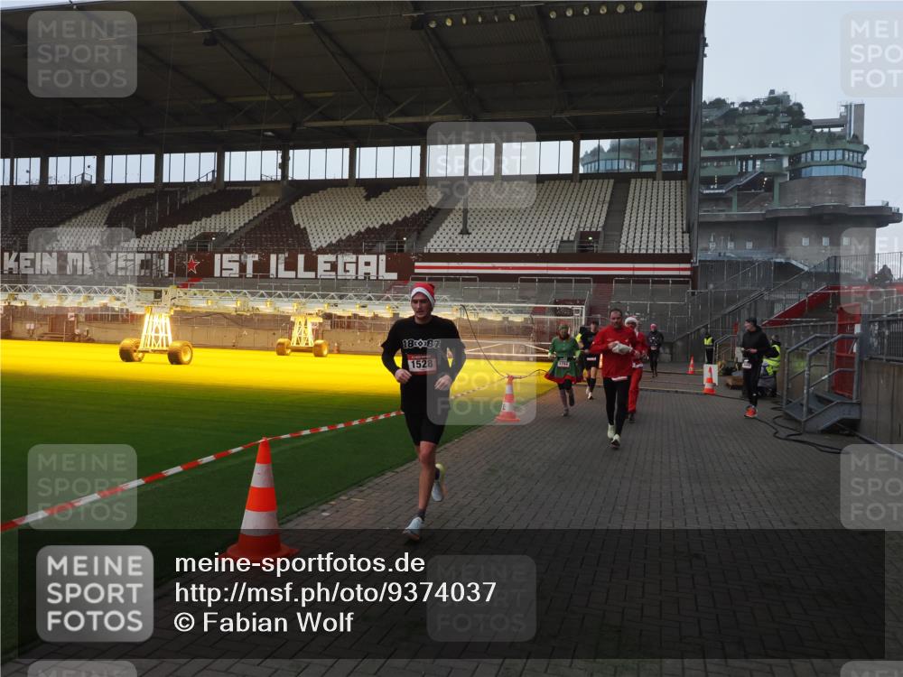 07.12.2025 - St. Pauli X-Mass-Run No. 15 Fabian Wolf http://msf.ph/oto/9374037 07.12.2025 09:58:37 Ziel 238, 261, 483, 532, 1003, 1115, 1173, 1528, 1603, 1782, 1785, 2205, 2392, 3308, 4031, 4206 meine-sportfotos.de