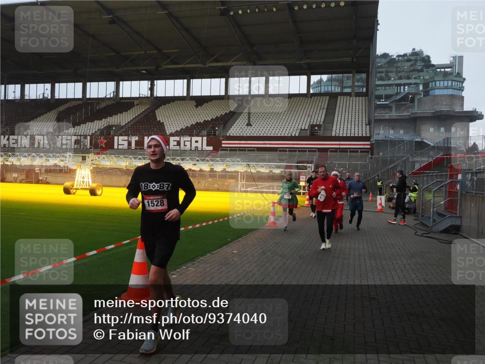 07.12.2025 - St. Pauli X-Mass-Run No. 15 Fabian Wolf http://msf.ph/oto/9374040 07.12.2025 09:58:38 Ziel 238, 261, 483, 532, 1003, 1115, 1173, 1528, 1542, 1603, 1782, 1785, 2392, 3308, 4031, 4206 meine-sportfotos.de