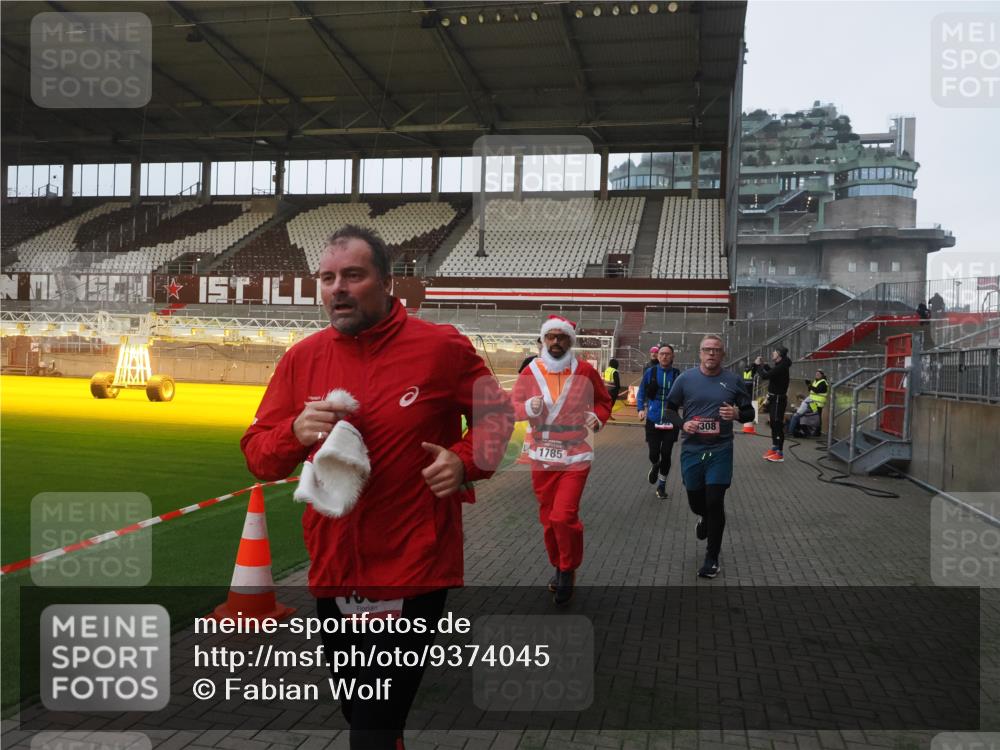 07.12.2025 - St. Pauli X-Mass-Run No. 15 Fabian Wolf http://msf.ph/oto/9374045 07.12.2025 09:58:40 Ziel 483, 532, 1003, 1115, 1528, 1542, 1603, 1782, 1785, 2392, 3308, 4031 meine-sportfotos.de