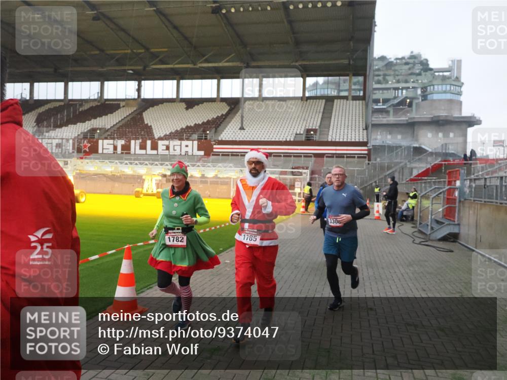 07.12.2025 - St. Pauli X-Mass-Run No. 15 Fabian Wolf http://msf.ph/oto/9374047 07.12.2025 09:58:40 Ziel 483, 532, 1003, 1115, 1528, 1542, 1603, 1782, 1785, 2392, 3308, 4031 meine-sportfotos.de