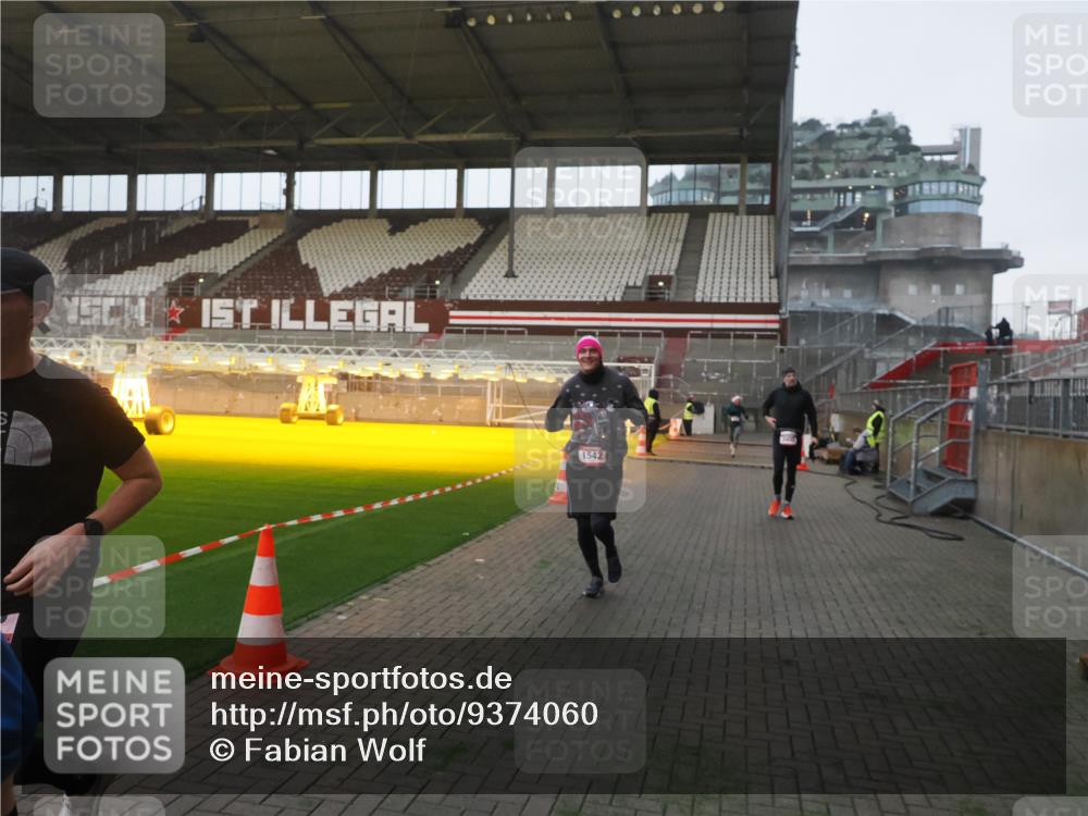 07.12.2025 - St. Pauli X-Mass-Run No. 15 Fabian Wolf http://msf.ph/oto/9374060 07.12.2025 09:58:43 Ziel 483, 532, 655, 1003, 1115, 1528, 1542, 1603, 1782, 1785, 2392, 3308 meine-sportfotos.de