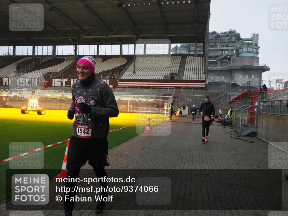 07.12.2025 - St. Pauli X-Mass-Run No. 15 Fabian Wolf http://msf.ph/oto/9374066 07.12.2025 09:58:44 Ziel 483, 532, 655, 1003, 1115, 1528, 1542, 1603, 1782, 1785, 2392, 3308 meine-sportfotos.de