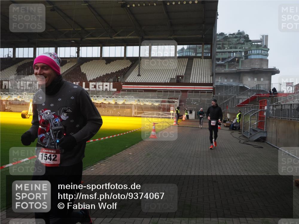 07.12.2025 - St. Pauli X-Mass-Run No. 15 Fabian Wolf http://msf.ph/oto/9374067 07.12.2025 09:58:44 Ziel 483, 532, 655, 1003, 1115, 1528, 1542, 1603, 1782, 1785, 2392, 3308 meine-sportfotos.de