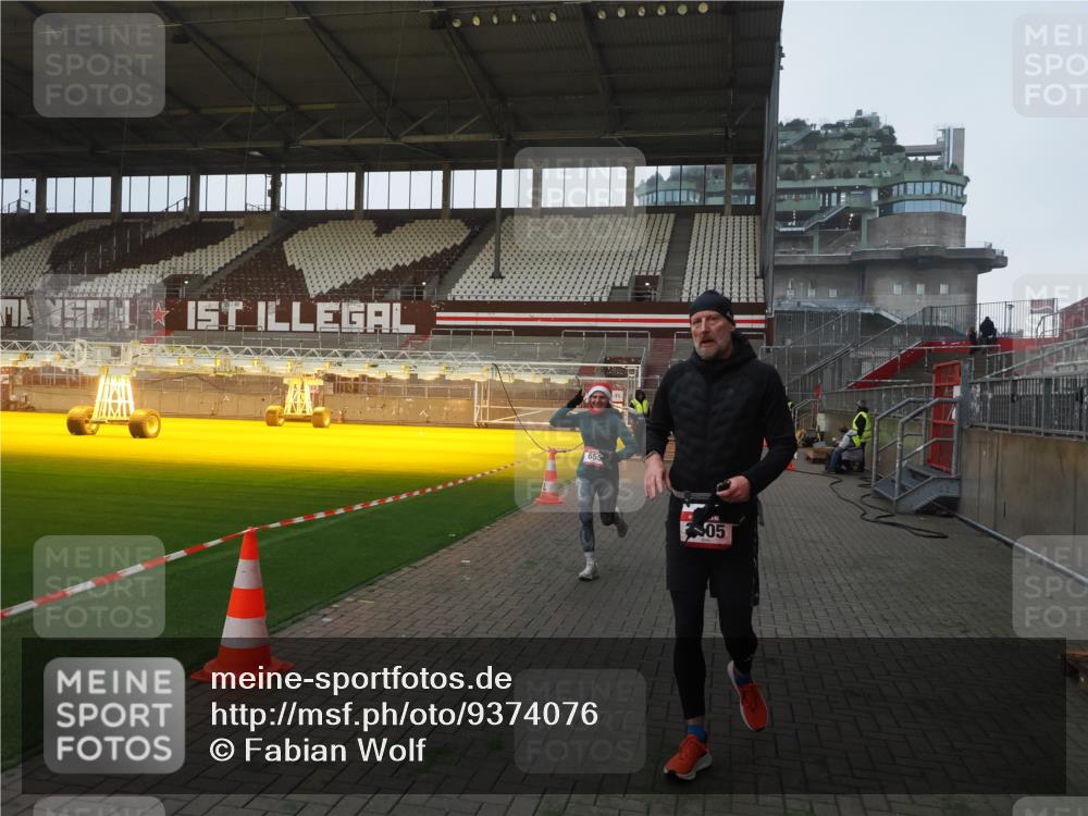07.12.2025 - St. Pauli X-Mass-Run No. 15 Fabian Wolf http://msf.ph/oto/9374076 07.12.2025 09:58:48 Ziel 532, 655, 1003, 1115, 1528, 1542, 1782, 1785, 2392, 3308 meine-sportfotos.de