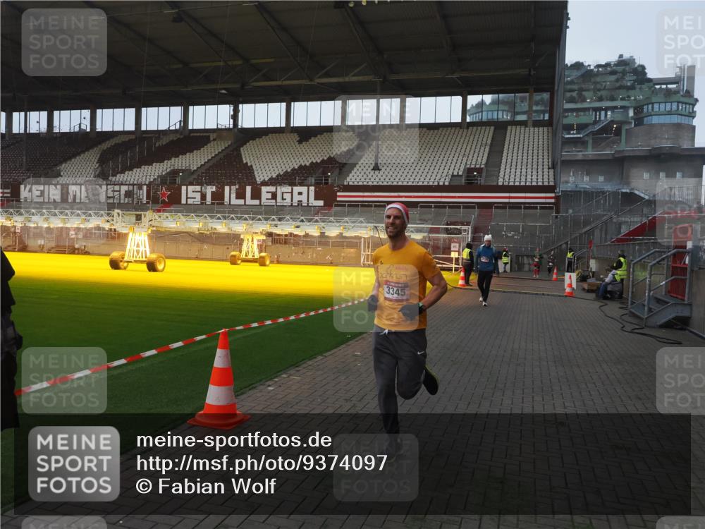 07.12.2025 - St. Pauli X-Mass-Run No. 15 Fabian Wolf http://msf.ph/oto/9374097 07.12.2025 09:59:05 Ziel 2529, 3147, 3345 meine-sportfotos.de