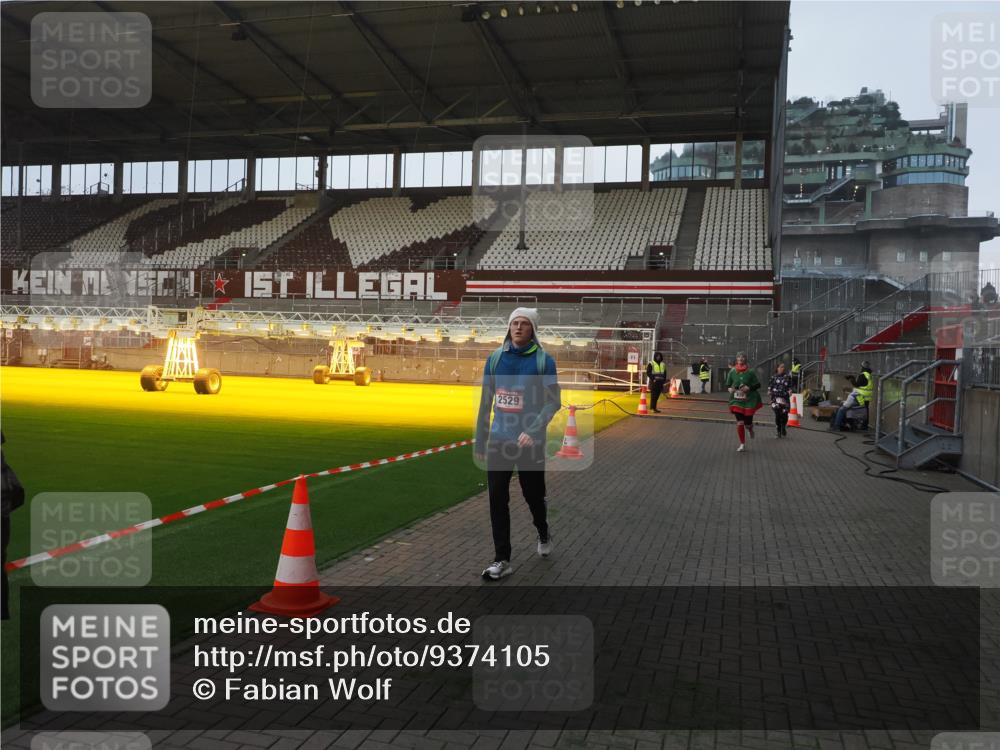 07.12.2025 - St. Pauli X-Mass-Run No. 15 Fabian Wolf http://msf.ph/oto/9374105 07.12.2025 09:59:12 Ziel 939, 1120, 2529, 3147, 3345 meine-sportfotos.de