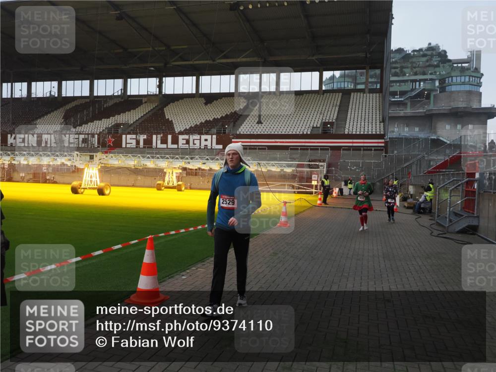 07.12.2025 - St. Pauli X-Mass-Run No. 15 Fabian Wolf http://msf.ph/oto/9374110 07.12.2025 09:59:12 Ziel 939, 1120, 2529, 3147, 3345 meine-sportfotos.de