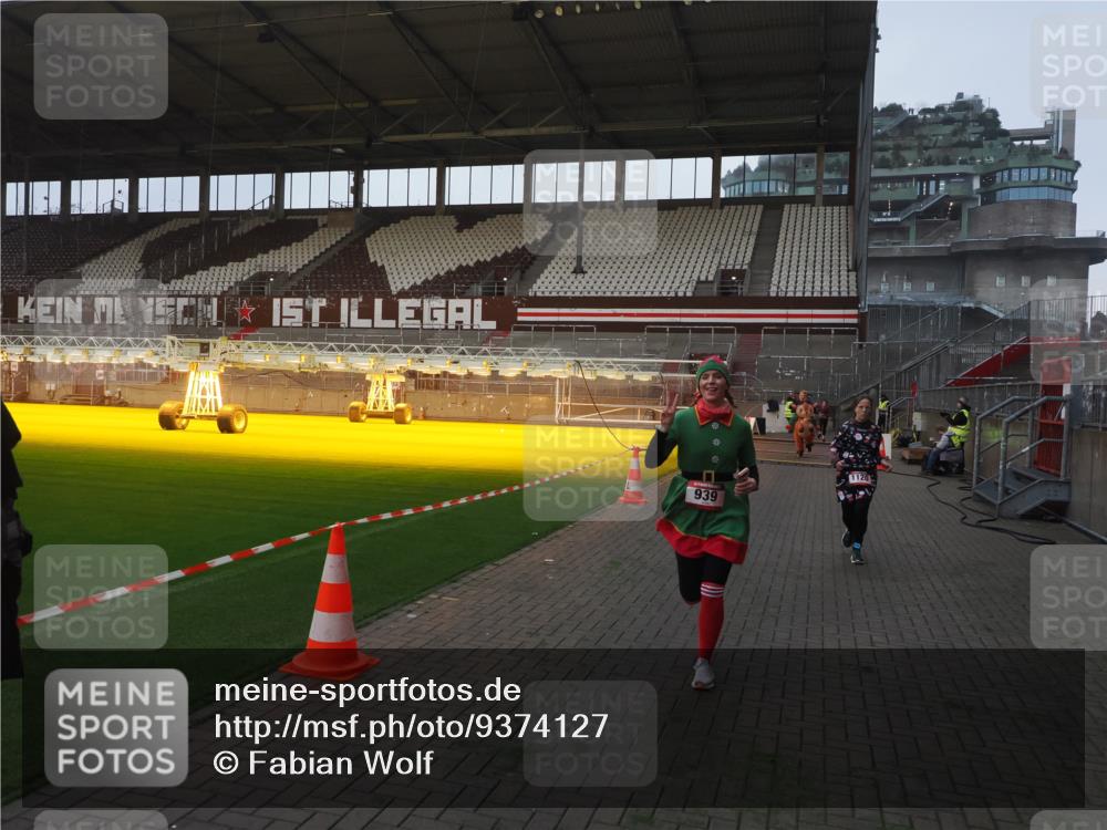 07.12.2025 - St. Pauli X-Mass-Run No. 15 Fabian Wolf http://msf.ph/oto/9374127 07.12.2025 09:59:15 Ziel 939, 1120, 2529, 2657, 3147, 3345 meine-sportfotos.de