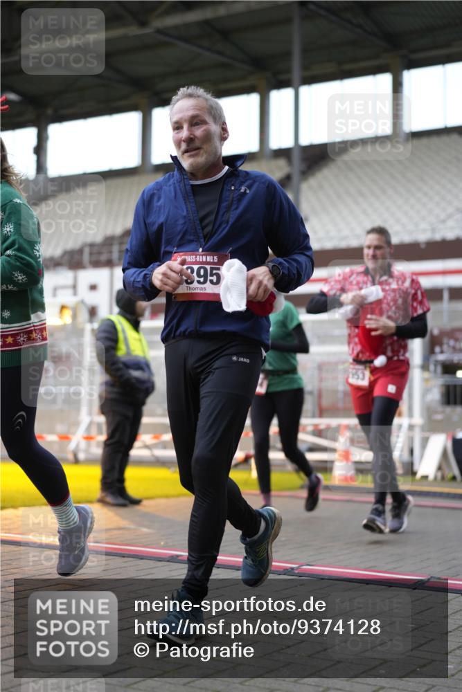07.12.2025 - St. Pauli X-Mass-Run No. 15 Patografie http://msf.ph/oto/9374128 07.12.2025 12:07:53 Ziel 587, 849, 850, 1899, 2953, 2954, 3460, 3667, 3668, 3691, 3816, 3898, 3899, 4035, 4210, 4393, 4395, 4722, 4730 meine-sportfotos.de