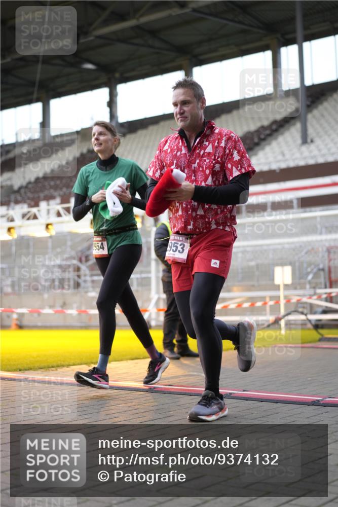 07.12.2025 - St. Pauli X-Mass-Run No. 15 Patografie http://msf.ph/oto/9374132 07.12.2025 12:07:54 Ziel 587, 849, 850, 1224, 1899, 2953, 2954, 3460, 3668, 3816, 3898, 3899, 4035, 4210, 4393, 4395, 4722, 4730 meine-sportfotos.de