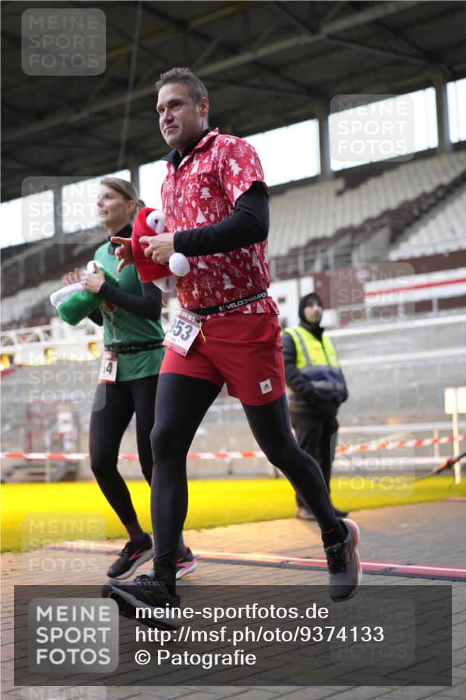 07.12.2025 - St. Pauli X-Mass-Run No. 15 Patografie http://msf.ph/oto/9374133 07.12.2025 12:07:54 Ziel 587, 849, 850, 1224, 1899, 2953, 2954, 3460, 3668, 3816, 3898, 3899, 4035, 4210, 4393, 4395, 4722, 4730 meine-sportfotos.de