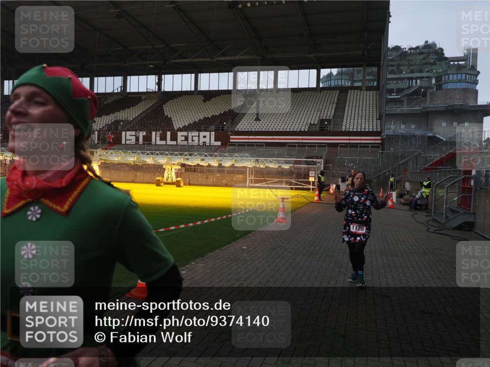 07.12.2025 - St. Pauli X-Mass-Run No. 15 Fabian Wolf http://msf.ph/oto/9374140 07.12.2025 09:59:16 Ziel 939, 1120, 2529, 2657, 3147, 3345 meine-sportfotos.de