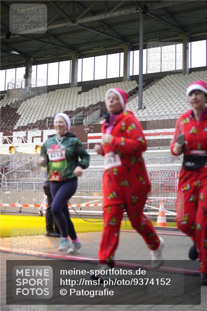 07.12.2025 - St. Pauli X-Mass-Run No. 15 Patografie http://msf.ph/oto/9374152 07.12.2025 12:08:12 Ziel 1224, 1940, 1943, 3397, 3609, 3861, 3867, 4212, 4213, 4214, 4215, 4269, 4271, 4272, 4292 meine-sportfotos.de