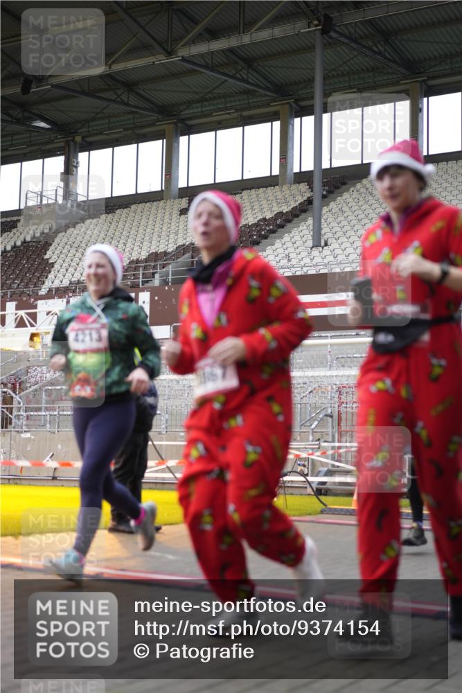 07.12.2025 - St. Pauli X-Mass-Run No. 15 Patografie http://msf.ph/oto/9374154 07.12.2025 12:08:12 Ziel 1224, 1940, 1943, 3397, 3609, 3861, 3867, 4212, 4213, 4214, 4215, 4269, 4271, 4272, 4292 meine-sportfotos.de