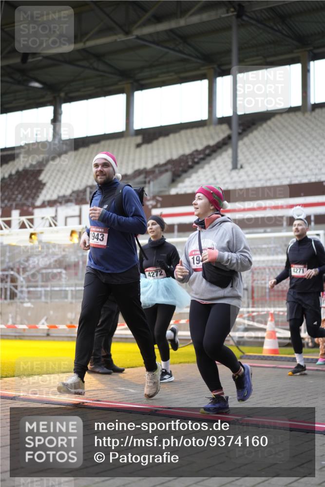 07.12.2025 - St. Pauli X-Mass-Run No. 15 Patografie http://msf.ph/oto/9374160 07.12.2025 12:08:15 Ziel 325, 334, 1493, 1514, 1940, 1943, 3397, 3609, 3861, 3867, 4212, 4213, 4214, 4215, 4269, 4271, 4272, 4292 meine-sportfotos.de