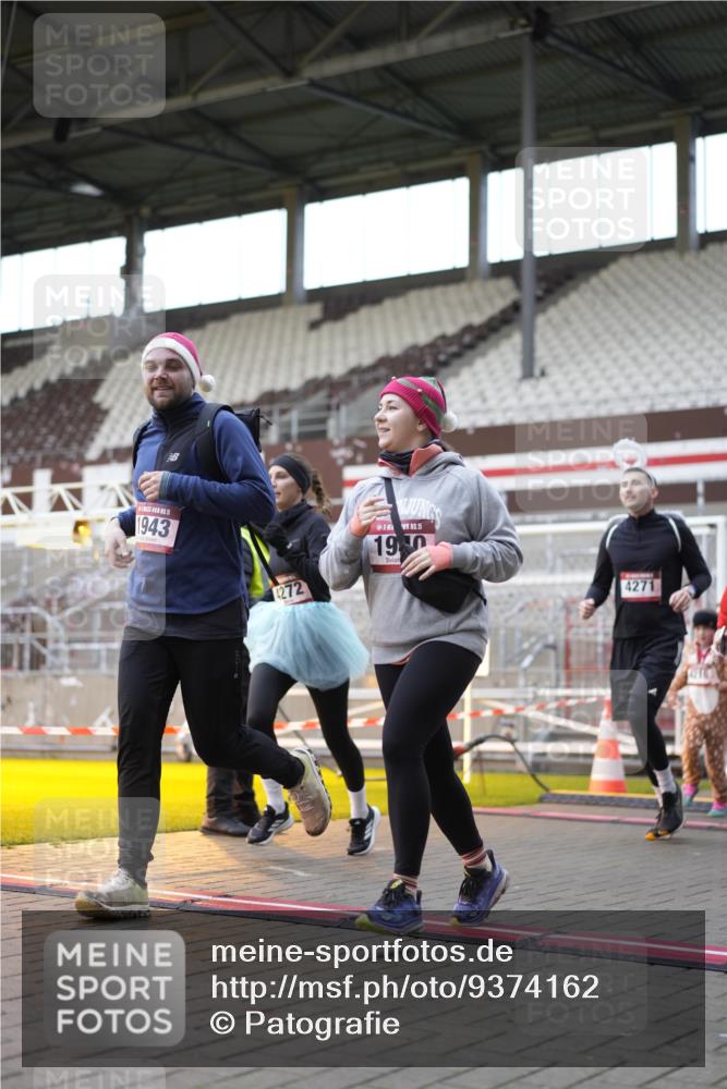 07.12.2025 - St. Pauli X-Mass-Run No. 15 Patografie http://msf.ph/oto/9374162 07.12.2025 12:08:15 Ziel 325, 334, 1493, 1514, 1940, 1943, 3397, 3609, 3861, 3867, 4212, 4213, 4214, 4215, 4269, 4271, 4272, 4292 meine-sportfotos.de