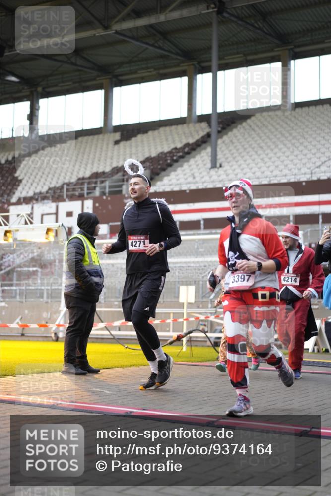 07.12.2025 - St. Pauli X-Mass-Run No. 15 Patografie http://msf.ph/oto/9374164 07.12.2025 12:08:15 Ziel 325, 334, 1493, 1514, 1940, 1943, 3397, 3609, 3861, 3867, 4212, 4213, 4214, 4215, 4269, 4271, 4272, 4292 meine-sportfotos.de