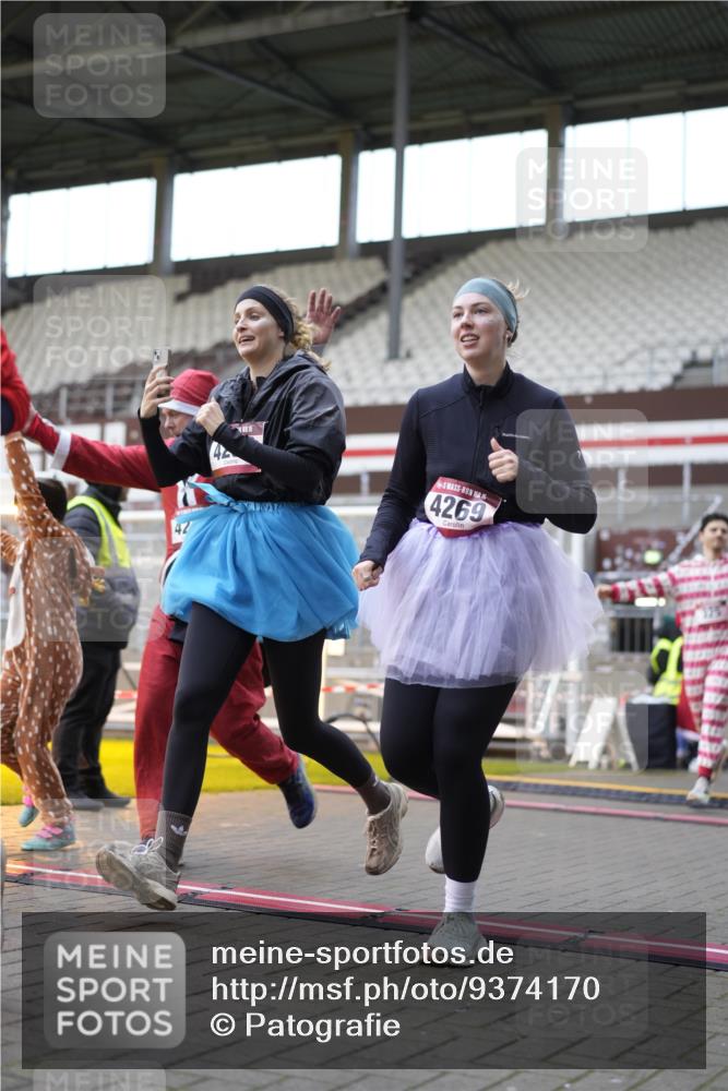 07.12.2025 - St. Pauli X-Mass-Run No. 15 Patografie http://msf.ph/oto/9374170 07.12.2025 12:08:16 Ziel 325, 334, 1493, 1514, 1940, 1943, 3397, 3609, 3861, 3867, 4212, 4213, 4214, 4215, 4269, 4271, 4272, 4292, 4711, 4717 meine-sportfotos.de