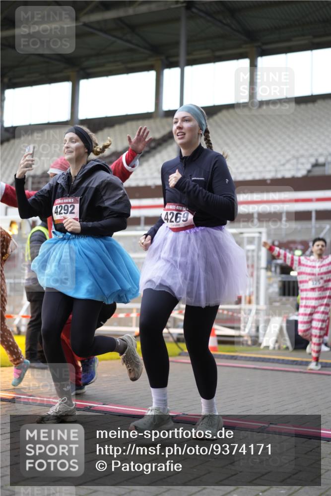 07.12.2025 - St. Pauli X-Mass-Run No. 15 Patografie http://msf.ph/oto/9374171 07.12.2025 12:08:17 Ziel 325, 334, 1493, 1514, 1940, 1943, 3397, 3609, 3861, 3867, 4212, 4213, 4214, 4215, 4269, 4271, 4272, 4292, 4711, 4717 meine-sportfotos.de