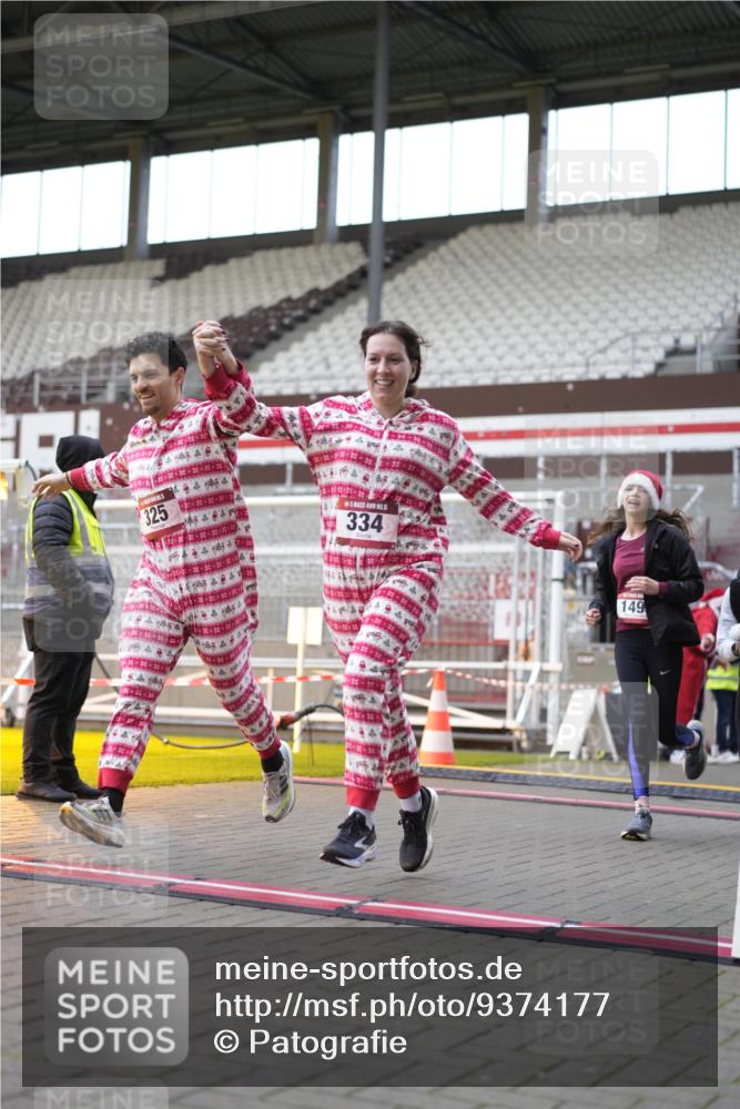 07.12.2025 - St. Pauli X-Mass-Run No. 15 Patografie http://msf.ph/oto/9374177 07.12.2025 12:08:18 Ziel 325, 334, 1493, 1514, 1940, 1943, 3397, 3609, 3861, 3867, 4212, 4213, 4214, 4215, 4269, 4271, 4272, 4292, 4711, 4712, 4717 meine-sportfotos.de