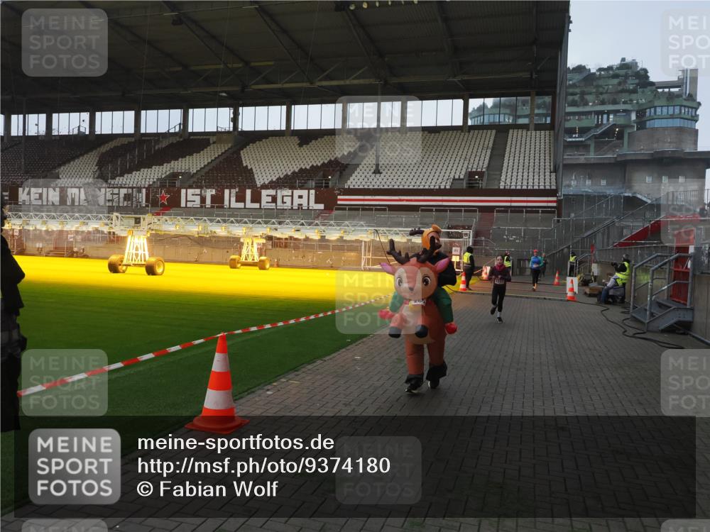 07.12.2025 - St. Pauli X-Mass-Run No. 15 Fabian Wolf http://msf.ph/oto/9374180 07.12.2025 09:59:21 Ziel 939, 1120, 2204, 2207, 2529, 2657 meine-sportfotos.de