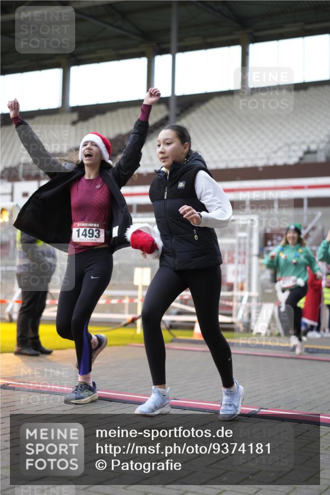 07.12.2025 - St. Pauli X-Mass-Run No. 15 Patografie http://msf.ph/oto/9374181 07.12.2025 12:08:19 Ziel 325, 334, 1493, 1514, 1940, 1943, 3397, 3609, 3861, 3867, 4212, 4213, 4214, 4215, 4269, 4271, 4272, 4292, 4711, 4712, 4717 meine-sportfotos.de
