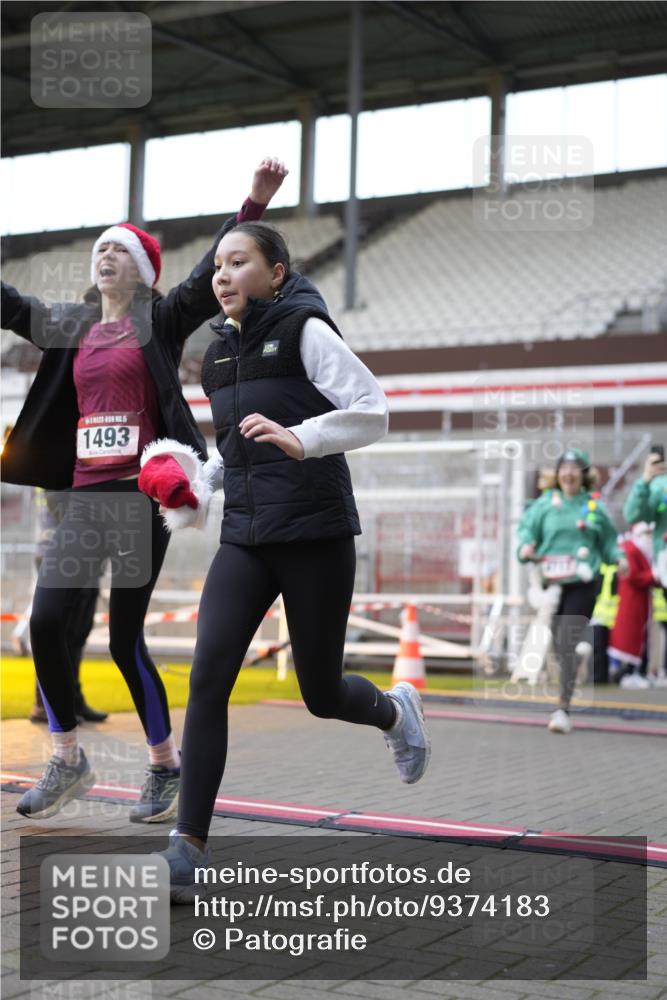 07.12.2025 - St. Pauli X-Mass-Run No. 15 Patografie http://msf.ph/oto/9374183 07.12.2025 12:08:19 Ziel 325, 334, 1493, 1514, 1940, 1943, 3397, 3609, 3861, 3867, 4212, 4213, 4214, 4215, 4269, 4271, 4272, 4292, 4711, 4712, 4717 meine-sportfotos.de