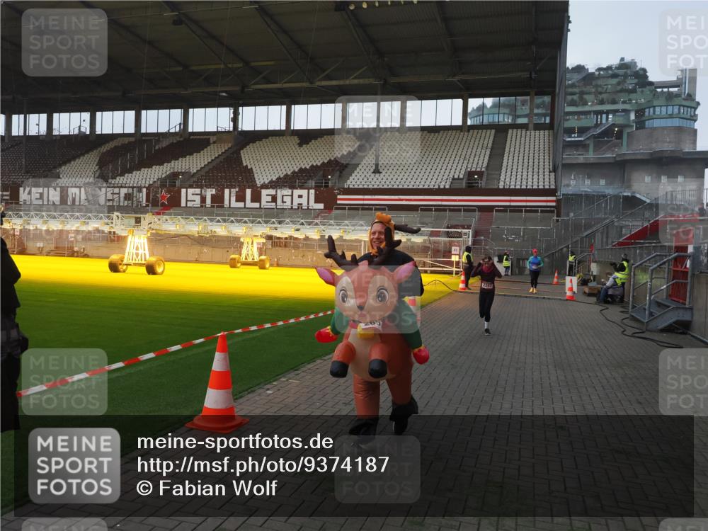 07.12.2025 - St. Pauli X-Mass-Run No. 15 Fabian Wolf http://msf.ph/oto/9374187 07.12.2025 09:59:21 Ziel 939, 1120, 2204, 2207, 2529, 2657 meine-sportfotos.de