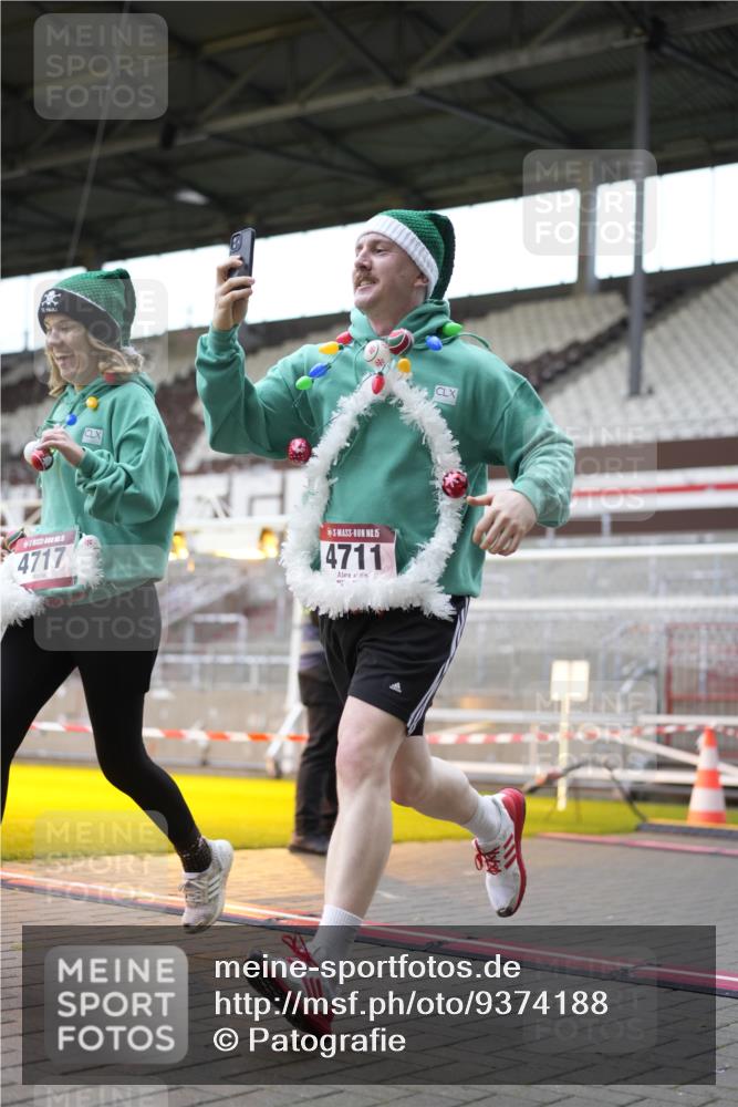 07.12.2025 - St. Pauli X-Mass-Run No. 15 Patografie http://msf.ph/oto/9374188 07.12.2025 12:08:21 Ziel 325, 334, 1493, 1514, 1940, 1943, 3141, 3397, 3609, 3861, 3867, 4212, 4213, 4214, 4215, 4269, 4271, 4272, 4292, 4711, 4712, 4717 meine-sportfotos.de