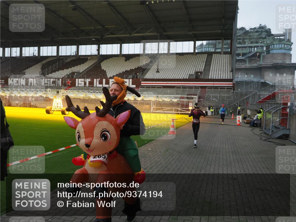 07.12.2025 - St. Pauli X-Mass-Run No. 15 Fabian Wolf http://msf.ph/oto/9374194 07.12.2025 09:59:22 Ziel 939, 1120, 2204, 2207, 2657 meine-sportfotos.de