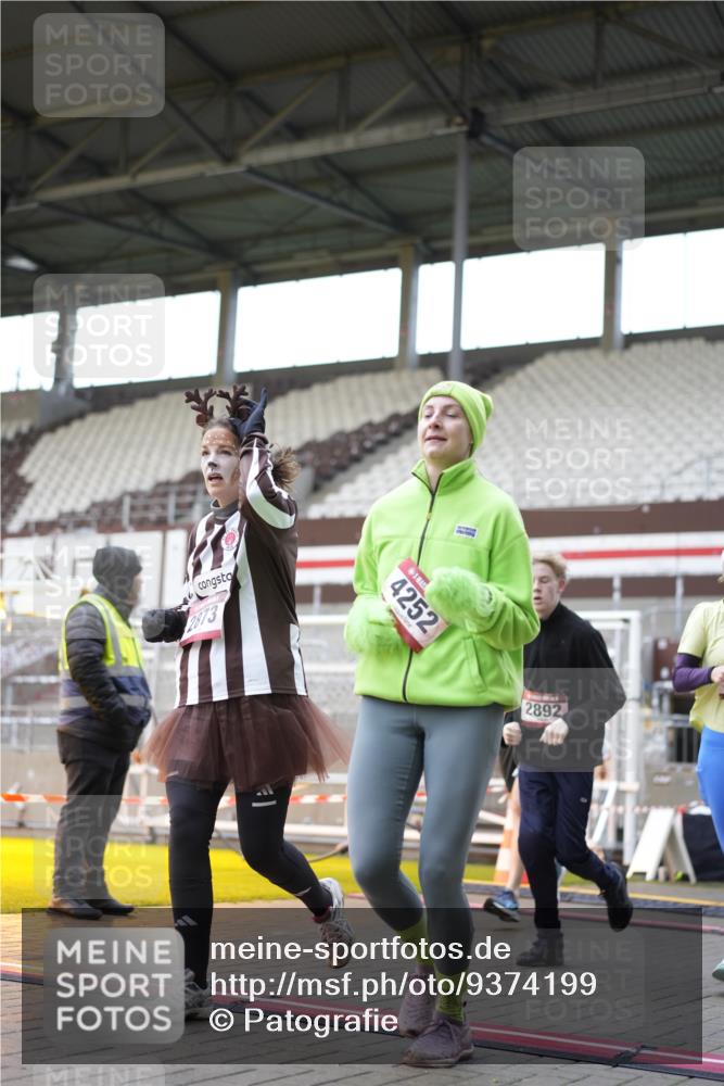 07.12.2025 - St. Pauli X-Mass-Run No. 15 Patografie http://msf.ph/oto/9374199 07.12.2025 12:08:32 Ziel 325, 334, 1214, 1219, 1253, 1269, 1493, 1514, 2679, 2873, 2889, 2892, 3141, 3595, 3876, 4084, 4182, 4183, 4252, 4422, 4711, 4712, 4717 meine-sportfotos.de