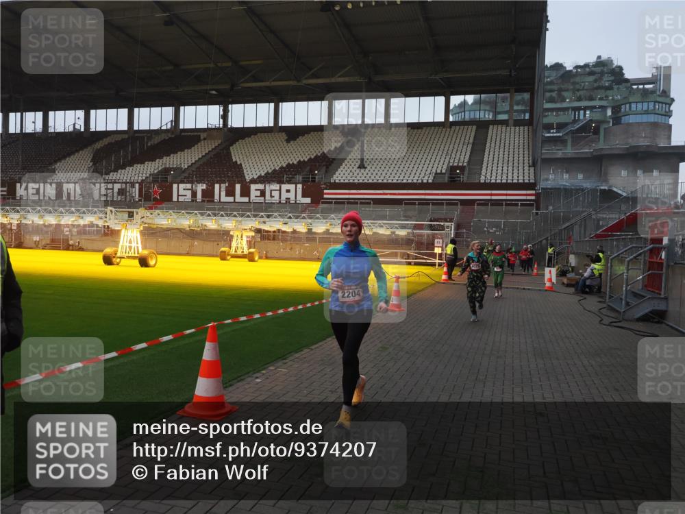 07.12.2025 - St. Pauli X-Mass-Run No. 15 Fabian Wolf http://msf.ph/oto/9374207 07.12.2025 09:59:28 Ziel 939, 961, 1120, 2204, 2207, 2657, 4029 meine-sportfotos.de