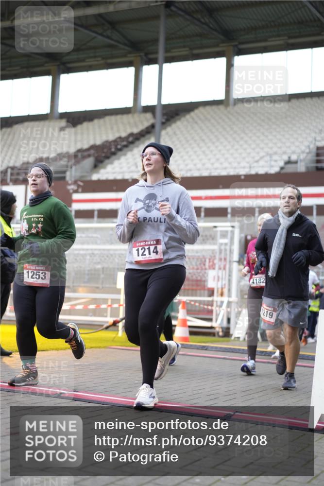 07.12.2025 - St. Pauli X-Mass-Run No. 15 Patografie http://msf.ph/oto/9374208 07.12.2025 12:08:34 Ziel 1214, 1219, 1253, 1269, 1270, 1493, 1514, 2679, 2873, 2889, 2892, 3141, 3595, 3876, 4084, 4086, 4182, 4183, 4252, 4295, 4297, 4422, 4429, 4711, 4712, 4717 meine-sportfotos.de