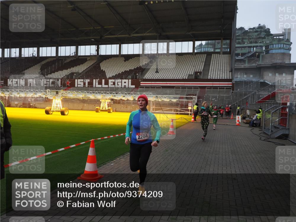 07.12.2025 - St. Pauli X-Mass-Run No. 15 Fabian Wolf http://msf.ph/oto/9374209 07.12.2025 09:59:28 Ziel 939, 961, 1120, 2204, 2207, 2657, 4029 meine-sportfotos.de