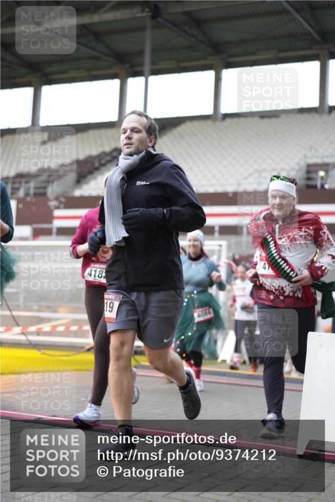 07.12.2025 - St. Pauli X-Mass-Run No. 15 Patografie http://msf.ph/oto/9374212 07.12.2025 12:08:35 Ziel 1214, 1219, 1253, 1269, 1270, 2679, 2873, 2889, 2892, 3141, 3595, 3876, 4084, 4086, 4182, 4183, 4252, 4294, 4295, 4297, 4422, 4429, 4711, 4712, 4717 meine-sportfotos.de