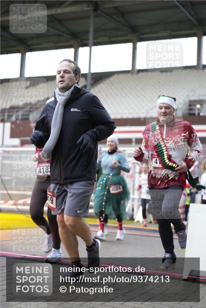 07.12.2025 - St. Pauli X-Mass-Run No. 15 Patografie http://msf.ph/oto/9374213 07.12.2025 12:08:35 Ziel 1214, 1219, 1253, 1269, 1270, 2679, 2873, 2889, 2892, 3141, 3595, 3876, 4084, 4086, 4182, 4183, 4252, 4294, 4295, 4297, 4422, 4429, 4711, 4712, 4717 meine-sportfotos.de