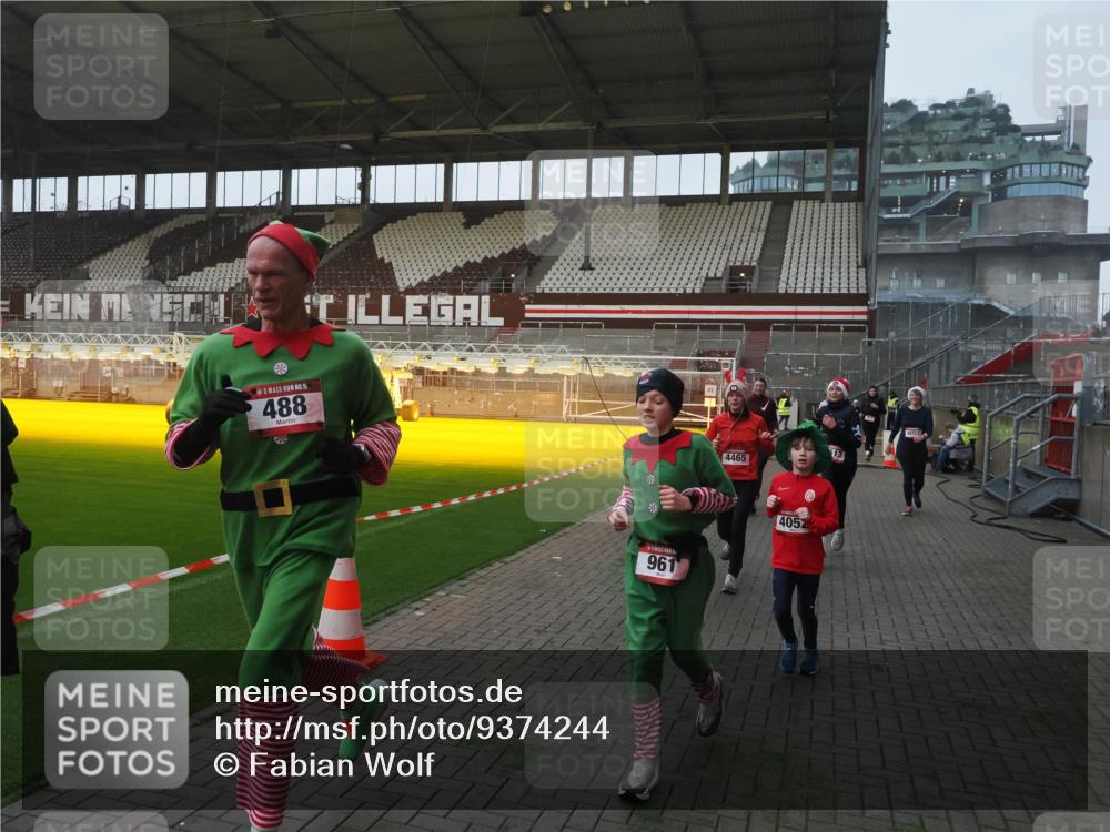 07.12.2025 - St. Pauli X-Mass-Run No. 15 Fabian Wolf http://msf.ph/oto/9374244 07.12.2025 09:59:36 Ziel 488, 910, 911, 961, 1763, 2204, 2207, 3513, 4029, 4051, 4052, 4465 meine-sportfotos.de