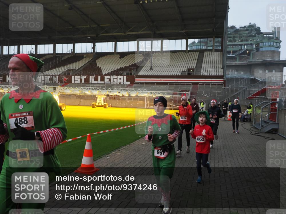 07.12.2025 - St. Pauli X-Mass-Run No. 15 Fabian Wolf http://msf.ph/oto/9374246 07.12.2025 09:59:36 Ziel 488, 910, 911, 961, 1763, 2204, 2207, 3513, 4029, 4051, 4052, 4465 meine-sportfotos.de