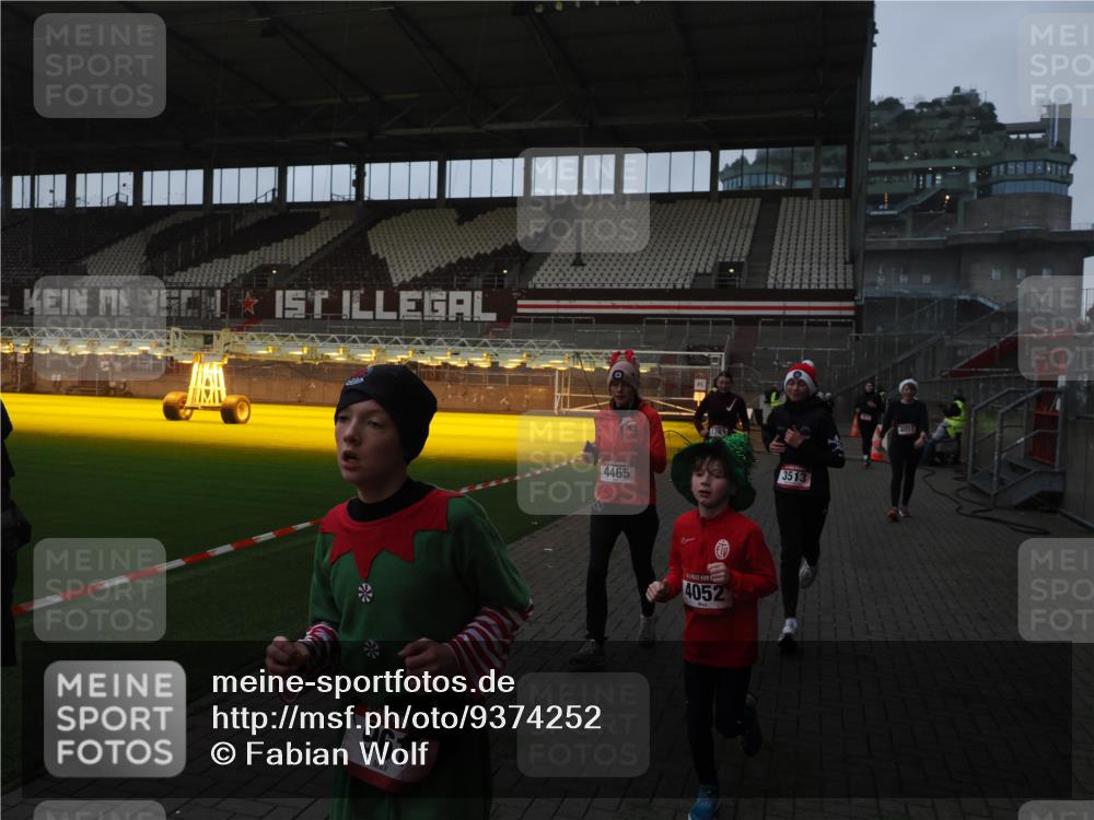 07.12.2025 - St. Pauli X-Mass-Run No. 15 Fabian Wolf http://msf.ph/oto/9374252 07.12.2025 09:59:36 Ziel 488, 910, 911, 961, 1763, 2204, 2207, 3513, 4029, 4051, 4052, 4465 meine-sportfotos.de