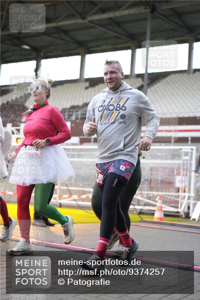 07.12.2025 - St. Pauli X-Mass-Run No. 15 Patografie http://msf.ph/oto/9374257 07.12.2025 12:08:54 Ziel 586, 643, 775, 807, 1405, 1652, 1653, 1685, 1901, 2414, 2731, 3230, 3233, 4137, 4138, 4294, 4295, 4297, 4720 meine-sportfotos.de