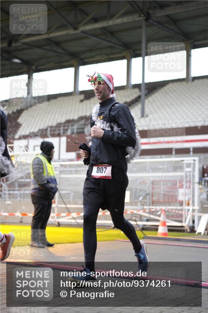 07.12.2025 - St. Pauli X-Mass-Run No. 15 Patografie http://msf.ph/oto/9374261 07.12.2025 12:08:57 Ziel 586, 643, 775, 807, 1405, 1652, 1653, 1685, 1901, 2414, 2731, 3230, 3233, 4720 meine-sportfotos.de