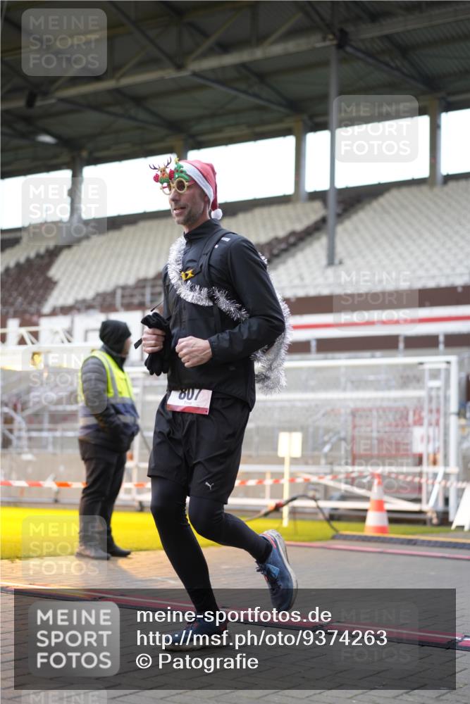07.12.2025 - St. Pauli X-Mass-Run No. 15 Patografie http://msf.ph/oto/9374263 07.12.2025 12:08:57 Ziel 586, 643, 775, 807, 1405, 1652, 1653, 1685, 1901, 2414, 2731, 3230, 3233, 4720 meine-sportfotos.de