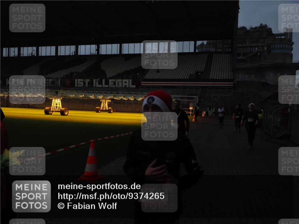 07.12.2025 - St. Pauli X-Mass-Run No. 15 Fabian Wolf http://msf.ph/oto/9374265 07.12.2025 09:59:38 Ziel 488, 910, 911, 961, 1763, 2204, 3513, 4029, 4051, 4052, 4465 meine-sportfotos.de