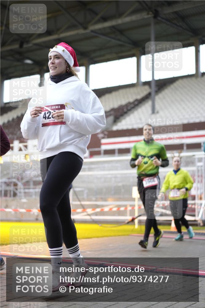 07.12.2025 - St. Pauli X-Mass-Run No. 15 Patografie http://msf.ph/oto/9374277 07.12.2025 12:09:09 Ziel 138, 775, 807, 1725, 1727, 2009, 3538, 3947, 3955, 3966, 4196, 4197, 4198, 4267, 4282, 4283 meine-sportfotos.de